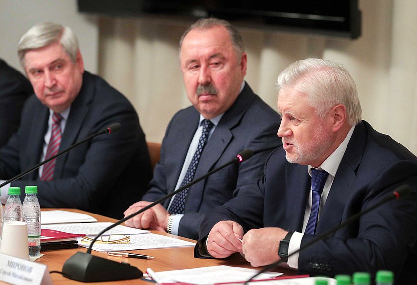 Первый заместитель Председателя Государственной Думы Иван Мельников, Председатель Комитета по делам национальностей Валерий Газзаев и руководитель фракции «Справедливая Россия» Сергей Миронов