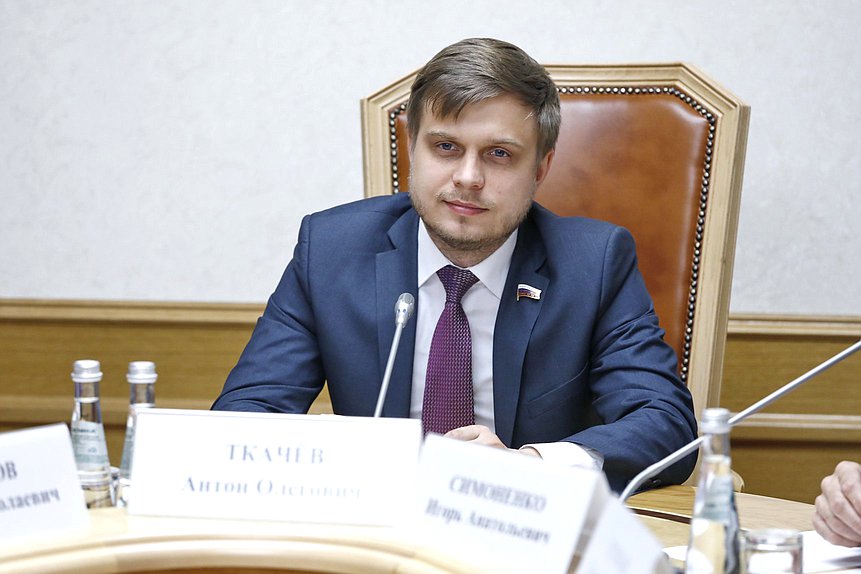 Первый заместитель Председателя Комитета по информационной политике, информационным технологиям и связи Антон Ткачёв