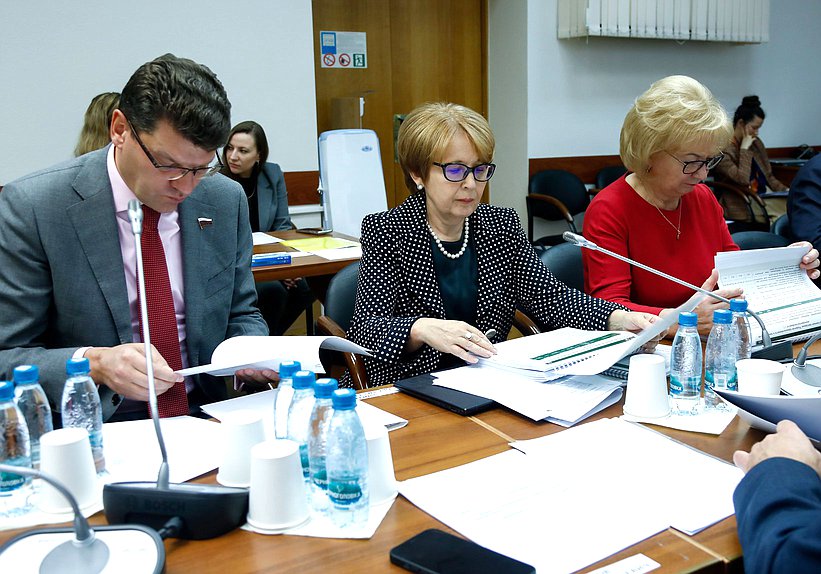 Первый заместитель Председателя Комитета по экономической политике Денис Кравченко и члены Комитета по бюджету и налогам Оксана Дмитриева и Валентина Артамонова