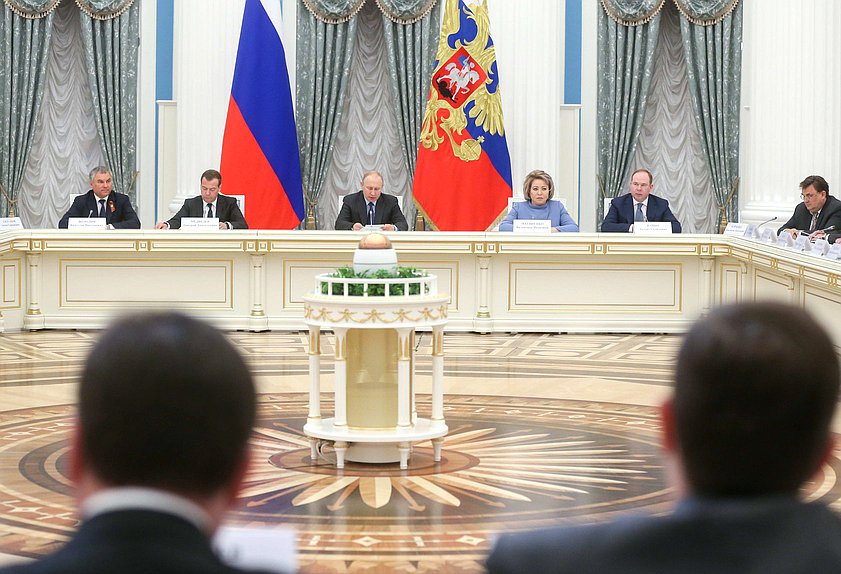 Председатель Государственной Думы Вячеслав Володин, Председатель Правительства РФ Дмитрий Медведев, Президент РФ Владимир Путин, Председатель Совета Федерации Валентина Матвиенко и Руководитель Администрации Президента РФ Антон Вайно
