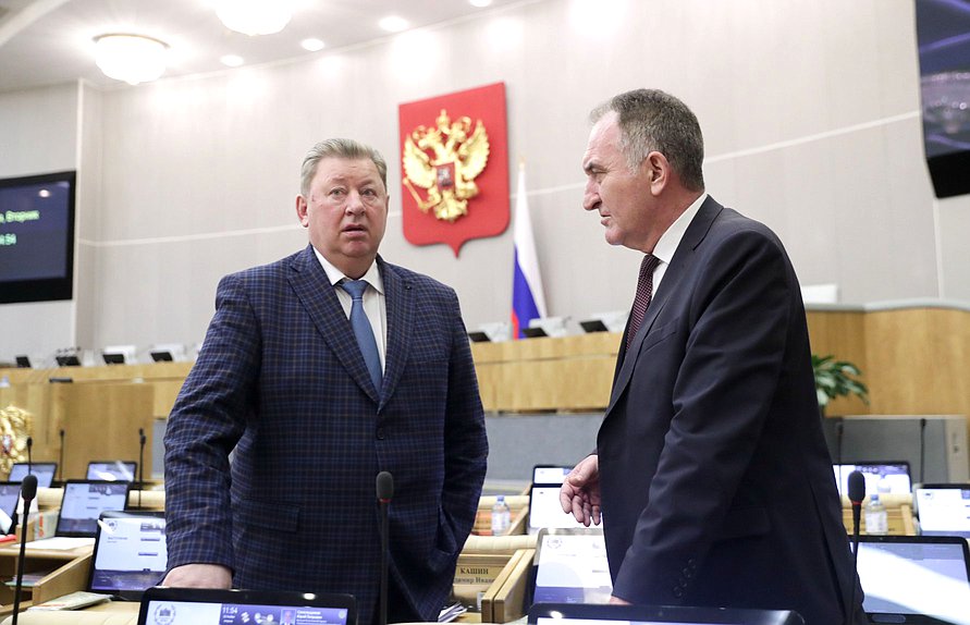 Председатель Комитета по аграрным вопросам Владимир Кашин (слева)
