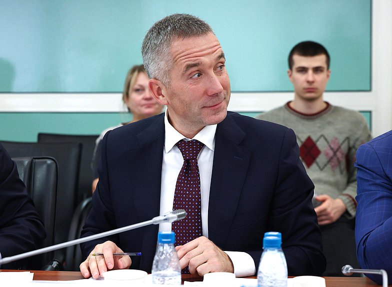 Член Комитета по науке и высшему образованию Олег Леонов