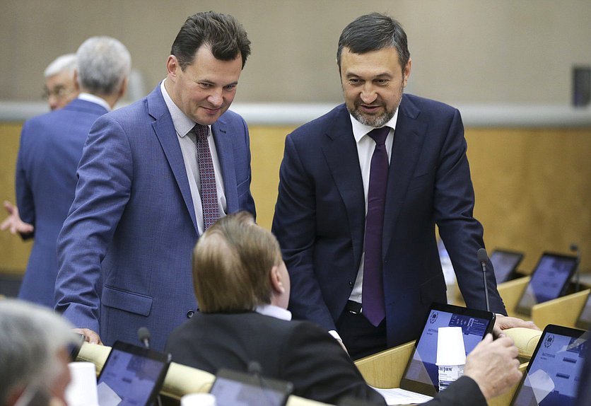 Член Комитета по обороне Роман Романенко и член Комитета по федеративному устройству и вопросам местного самоуправления Игорь Сухарев