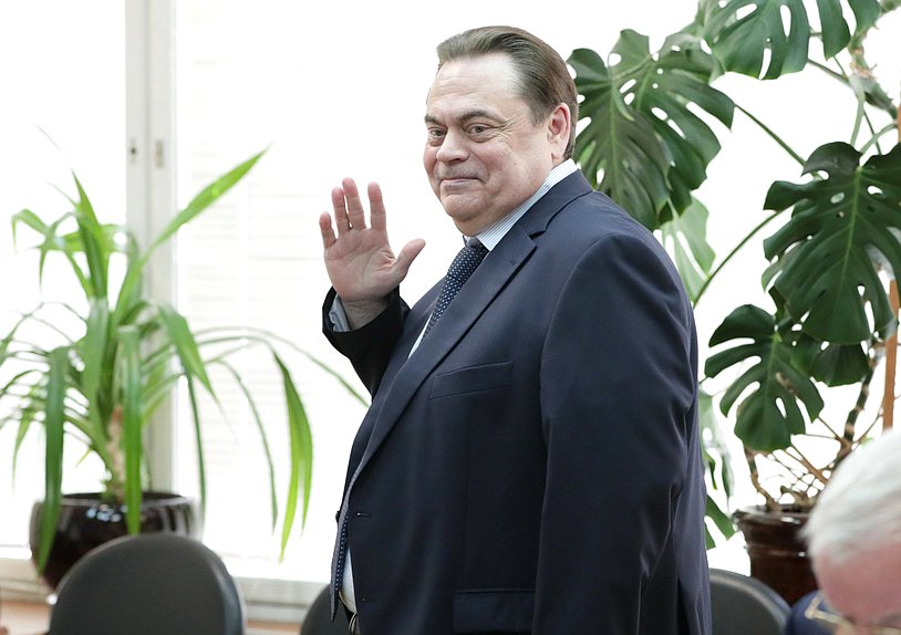 Председатель Комитета по делам национальностей Геннадий Семигин