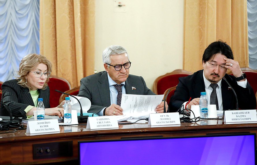 Директор Департамента бюджетной политики в отраслях социальной сферы и науки Министерства финансов РФ Светлана Гашкина и Первые заместители Председателя Комитета по охране здоровья Леонид Огуль и Бадма Башанкаев