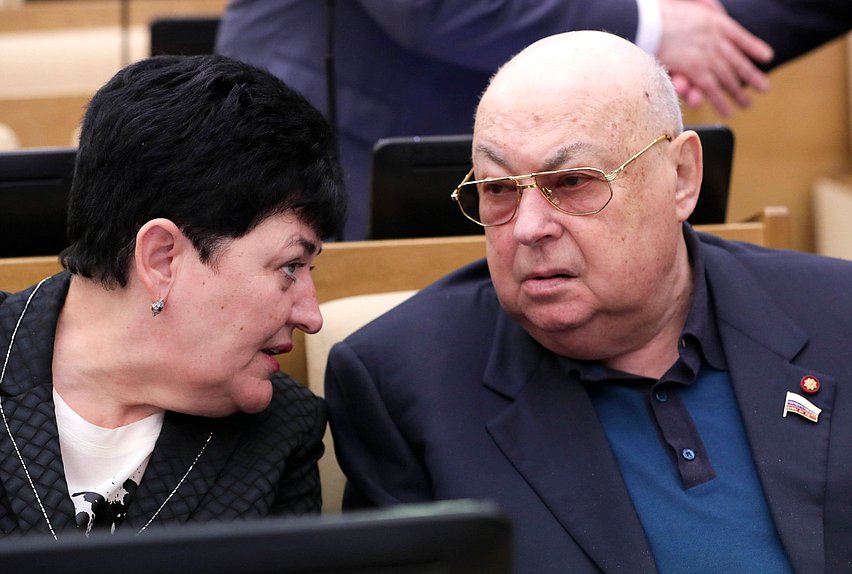 Член Комитета по культуре Ольга Германова и член Комитета по строительству и жилищно-коммунальному хозяйству Владимир Ресин