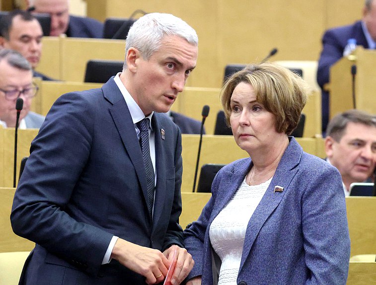 Заместитель Председателя Комитета по охране здоровья Евгений Нифантьев и заместитель Председателя Комитета по строительству и ЖКХ Светлана Разворотнева