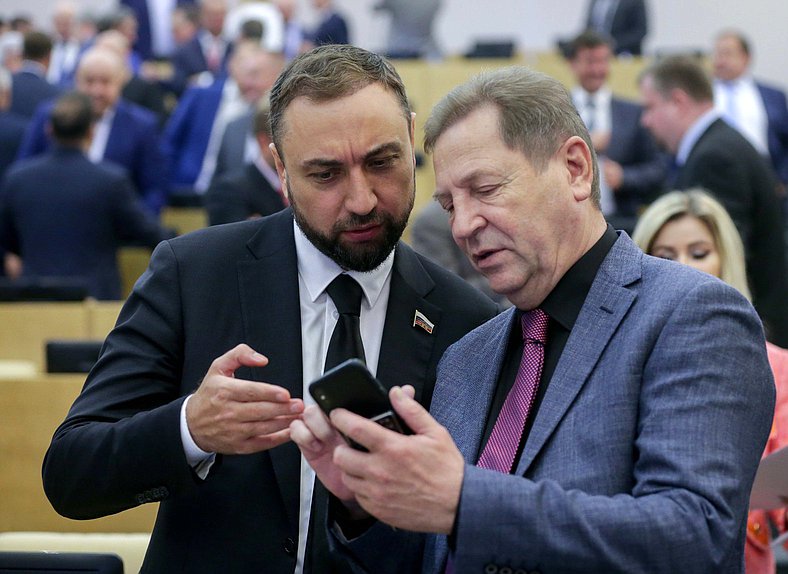Первый заместитель Председателя Комитета по делам национальностей Шамсаил Саралиев и заместитель Председателя Комитета по природным ресурсам, собственности и земельным отношениям Михаил Кузьмин
