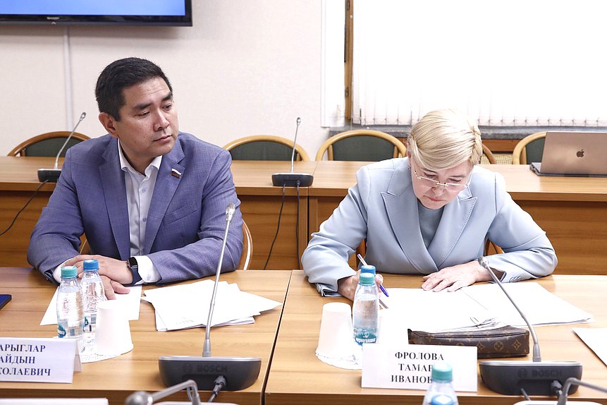 Члены Комитета по охране здоровья Айдын Сарыглар и Тамара Фролова