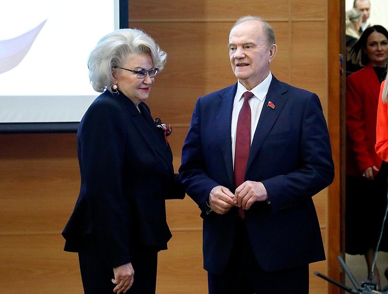 Председатель Комитета по защите семьи, вопросам отцовства, материнства и детства Нина Останина и руководитель фракции КПРФ Геннадий Зюганов