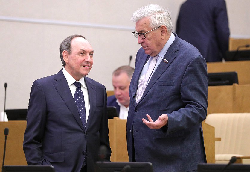 Первый заместитель Председателя по международным делам Вячеслав Никонов и член Комитета по труду, социальной политике и делам ветеранов Михаил Тарасенко