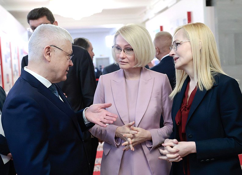 Председатель Комитета по безопасности и противодействию коррупции Василий Пискарев и заместители Председателя Государственной Думы Виктория Абрамченко и Ирина Яровая