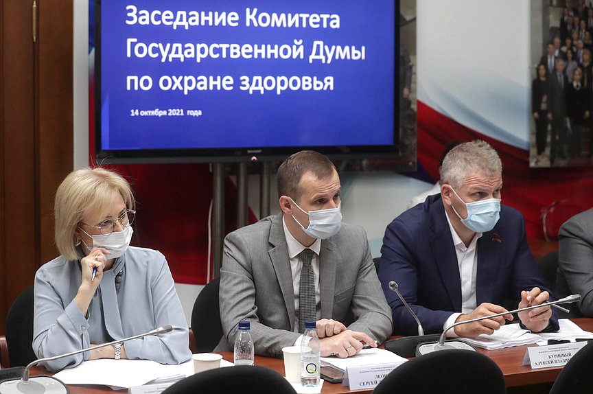 Заместители Председателя Комитета по охране здоровья Татьяна Соломатина, Сергей Леонов и Алексей Куринный