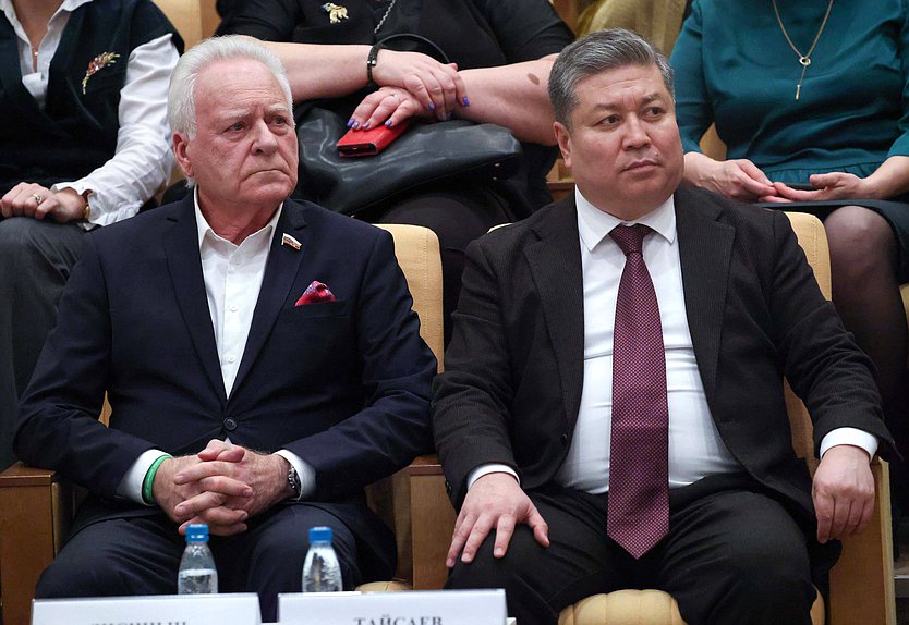 Заместитель Председателя Комитета по государственному строительству и законодательству Анатолий Лисицын (слева)