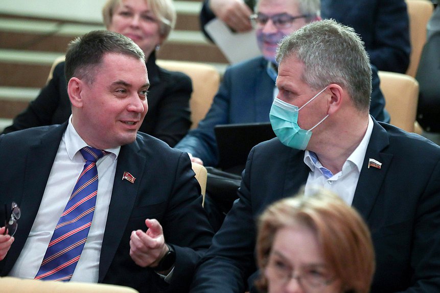 Член Комитета по региональной политике и проблемам Севера и Дальнего Востока Алексей Корниенко и член Комитета по охране здоровья Алексей Куринный