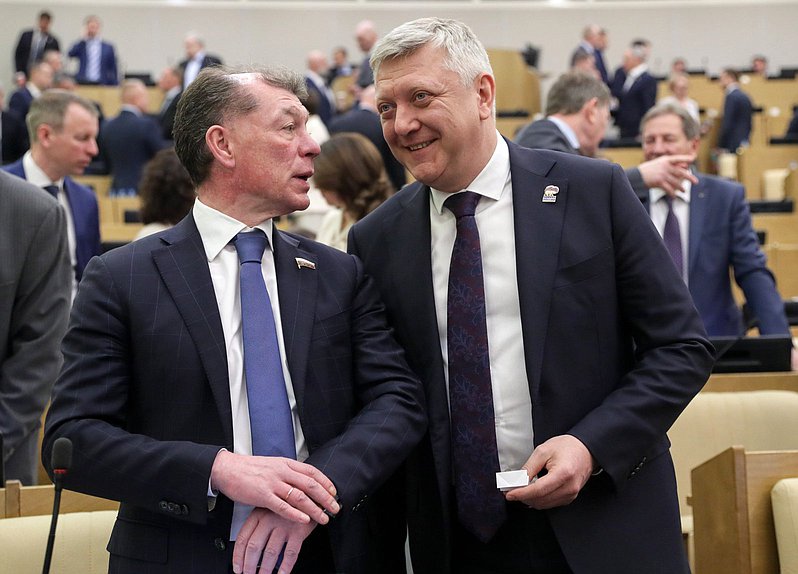 Председатель Комитета по экономической политике Максим Топилин и заместитель Председателя Комитета по государственному строительству и законодательству Дмитрий Вяткин