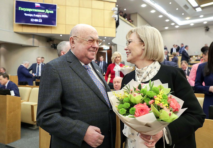 Член Комитета по транспорту и строительству Владимир Ресин и члены Комитета по охране здоровья Татьяна Соломатина