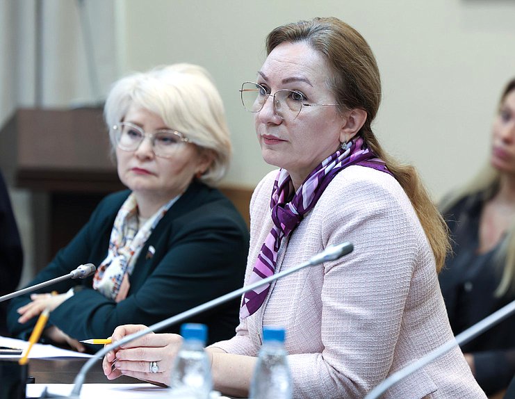 Члены Комитета по просвещению Эльвира Аиткулова и Лариса Тутова