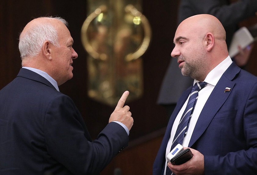 Заместитель Председателя Комитета по экологии, природным ресурсам и охране окружающей среды Анатолий Грешневиков и член Комитета по экологии, природным ресурсам и охране окружающей среды Тимофей Баженов