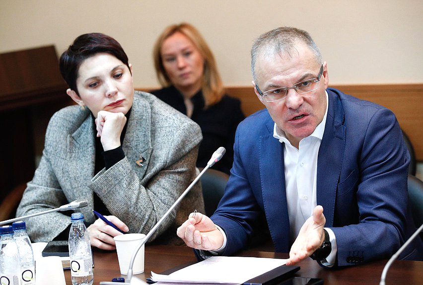 Заместители Председателя Комитета по экологии, природным ресурсам и охране окружающей среды Жанна Рябцева и Александр Коган