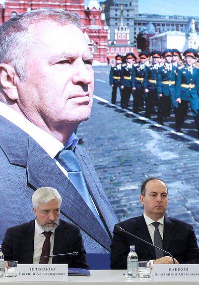 Глава Россотрудничества Евгений Примаков (слева)