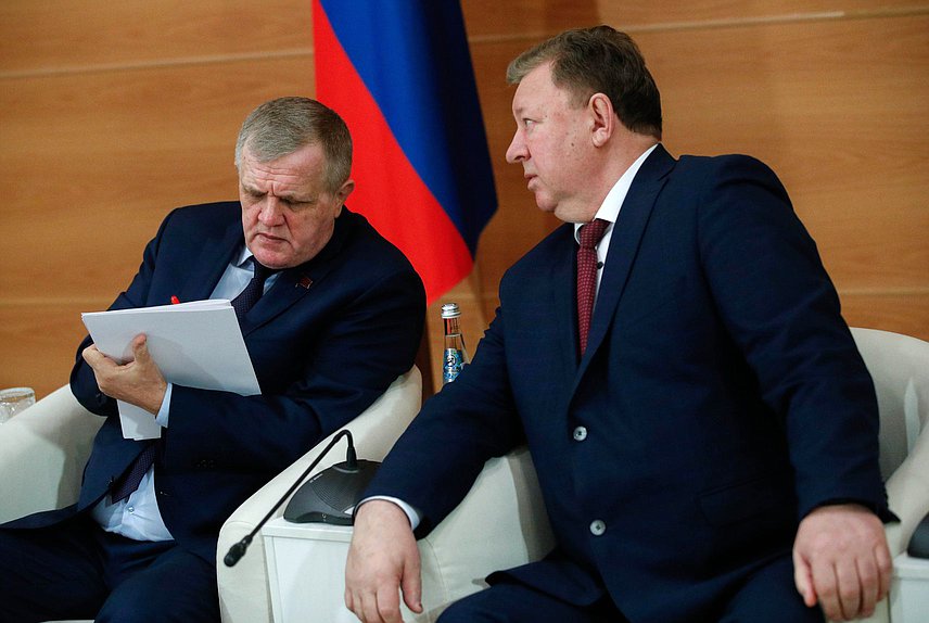 Первый заместитель Председателя Комитета по труду, социальной политике и делам ветеранов Николай Коломейцев и Председатель Комитета по аграрным вопросам Владимир Кашин