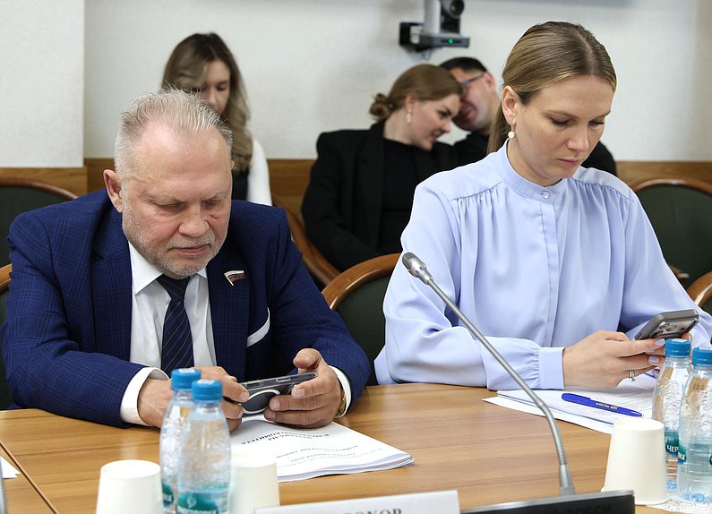 Члены Комитета по охране здоровья Андрей Горохов и Юлия Дрожжина