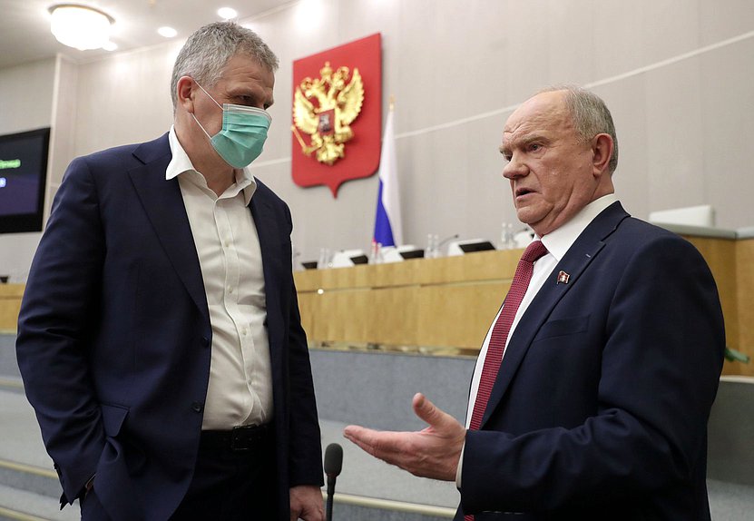 Заместитель Председателя Комитета по охране здоровья Алексей Куринный и руководитель фракции КПРФ Геннадий Зюганов