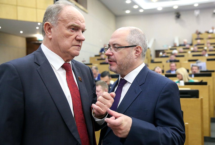 Руководитель фракции КПРФ Геннадий Зюганов и Председатель Комитета по развитию гражданского общества, вопросам общественных и религиозных объединений Сергей Гаврилов