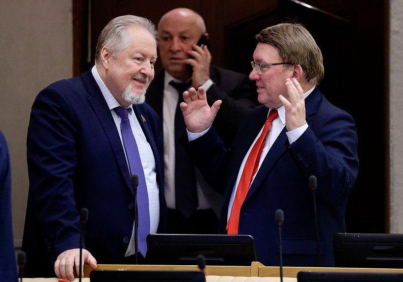 Член Комитета по экологии, природным ресурсам и охране окружающей среды Вадим Шувалов и член Комитета по вопросам собственности, земельным и имущественным отношениям Николай Иванов