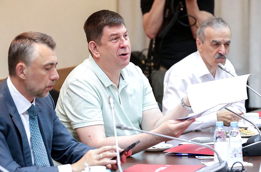 Член Комитета по просвещению Виктор Смирнов