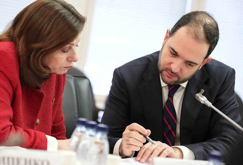 Член Комитета по науке и высшему образованию Ольга Пилипенко и Первый заместитель Председателя Комитета Александр Мажуга