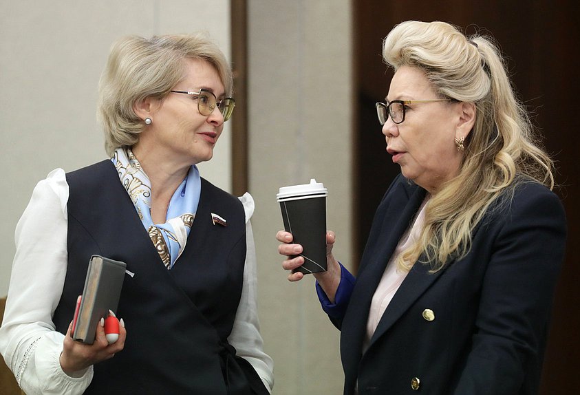 Член Комитета по просвещению Эльвира Аиткулова и член Комитета по бюджету и налогам Галина Данчикова