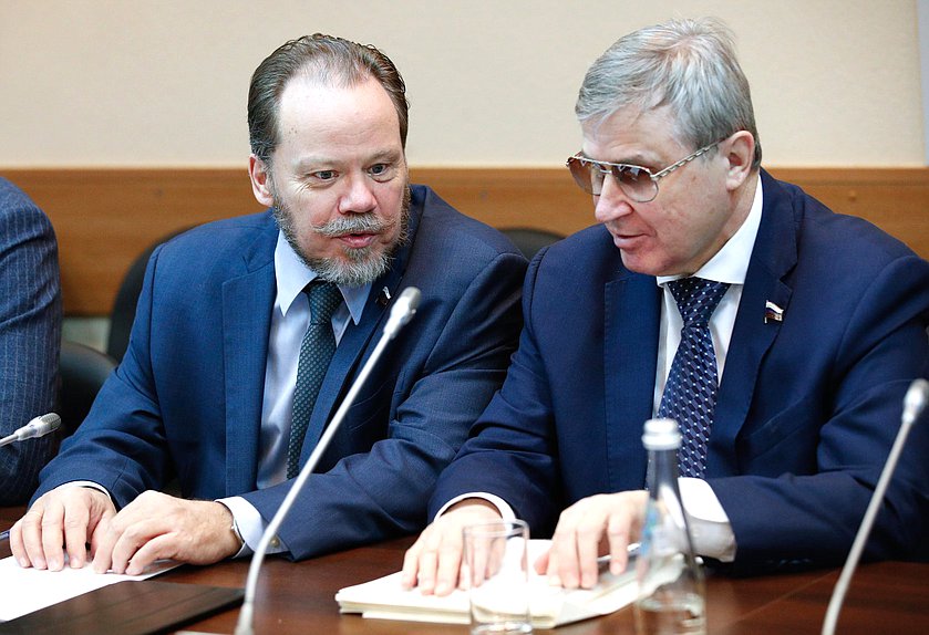 Первый заместитель Председателя Комитета по культуре Александр Шолохов и Первый заместитель Председателя Комитета по науке и высшему образованию Олег Смолин