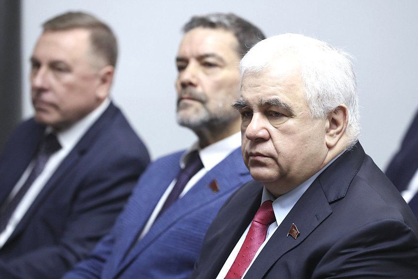 Первый заместитель Председателя Комитета по информационной политике, информационным технологиям и связи Александр Ющенко и Первый заместитель Председателя Комитета по делам СНГ, евразийской интеграции и связям с соотечественниками Казбек Тайсаев