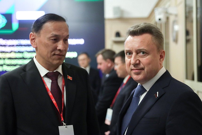 Deputy Chairman of the Committee on Security and Corruption Control Anatoly Vyborny (right)