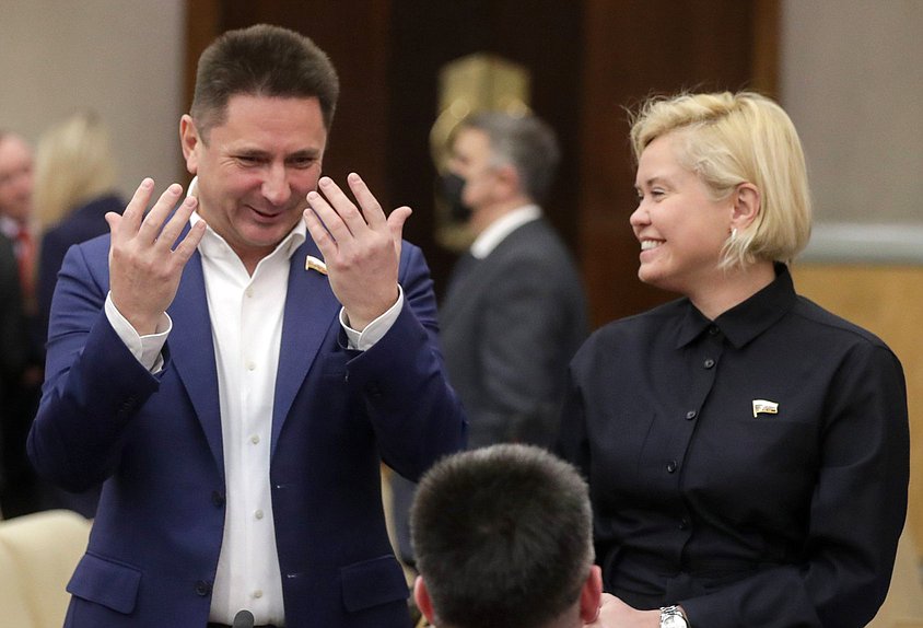 Член Комитета по региональной политике и местному самоуправлению Вячеслав Петров и заместитель Председателя Комитета по науке и высшему образованию Екатерина Харченко