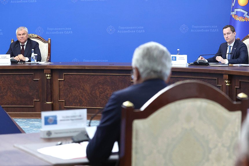 Jefe de la Duma Estatal, Vyacheslav Volodin, y secretario responsable de la PA de la OCDE, Sergey Pospelov