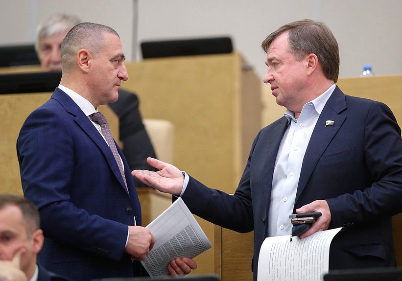 Член Комитета по вопросам собственности, земельным и имущественным отношениям Александр Ильтяков и член Комитета по аграрным вопросам Максим Иванов