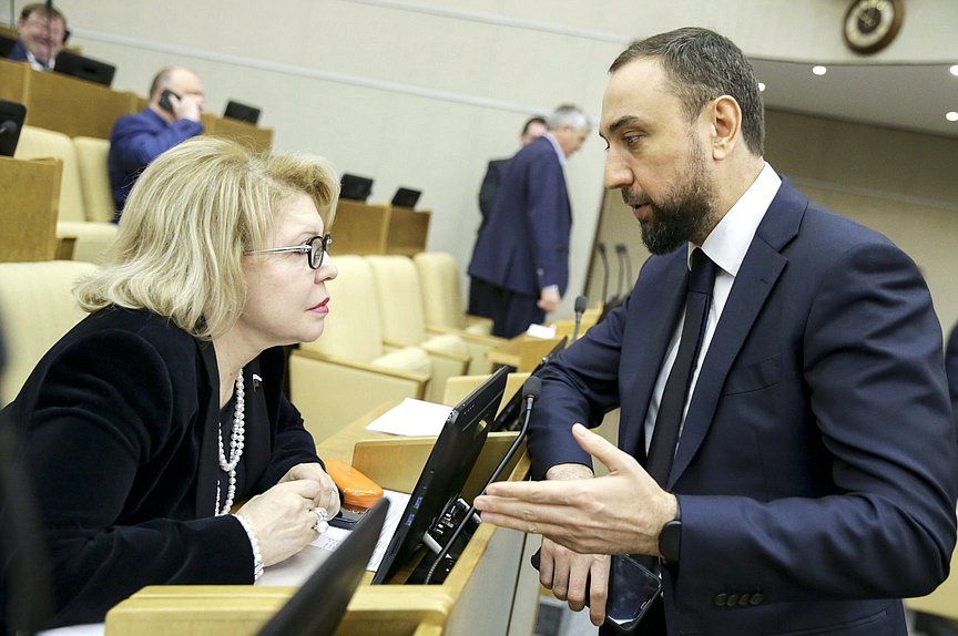 Член Комитета по международным делам Елена Панина и Первый заместитель Председателя Комитета по делам национальностей Шамсаил Саралиев
