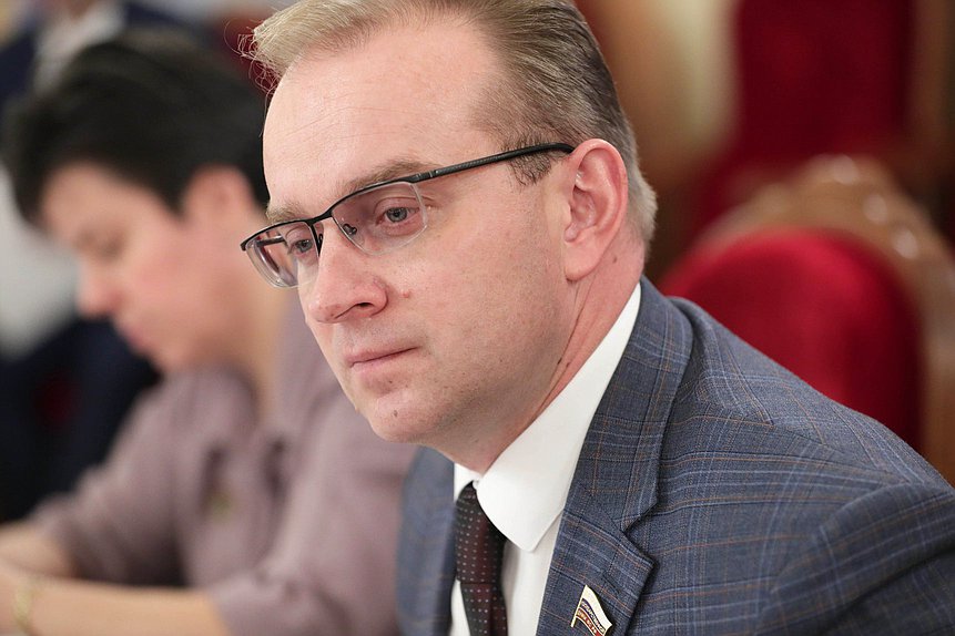 Член Комитета по охране здоровья Михаил Кизеев