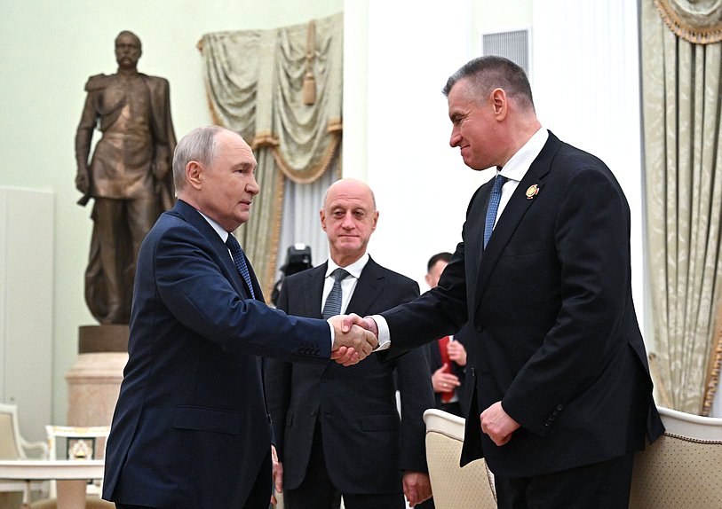 Президент РФ Владимир Путин, Первый заместитель Председателя партии "Справедливая Россия" Александр Бабаков и Председатель ЛДПР Леонид Слуцкий. Фото: пресс-служба Президента РФ