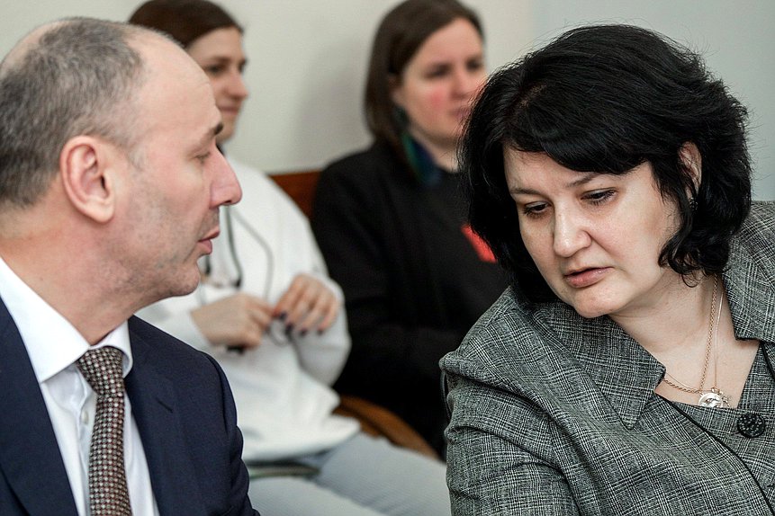 Руководитель Федеральной службы по надзору в сфере образования и науки Анзор Музаев и заместитель руководителя службы Светлана Кочетова