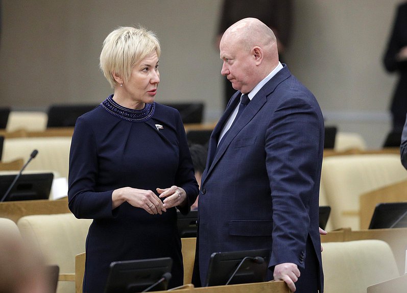 Член Комитета по труду, социальной политике и делам ветеранов Ольга Павлова и Первый заместитель Председателя Комитета по обороне Андрей Красов