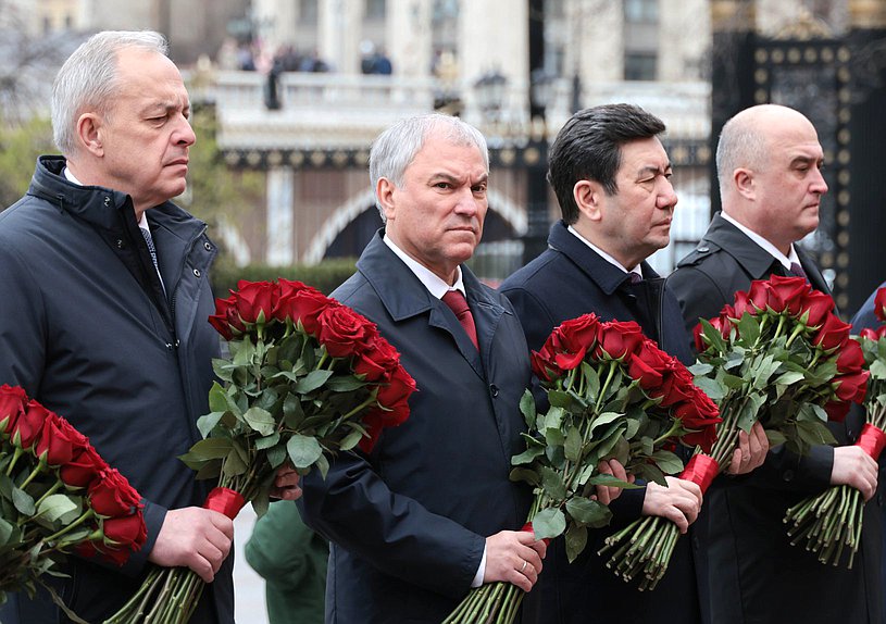 Главы делегаций стран-участниц ОДКБ возложили цветы к Могиле Неизвестного солдата