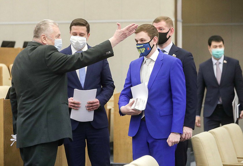 Руководитель фракции ЛДПР Владимир Жириновский и член Комитета по физической культуре, спорту, туризму и делам молодежи Василий Власов