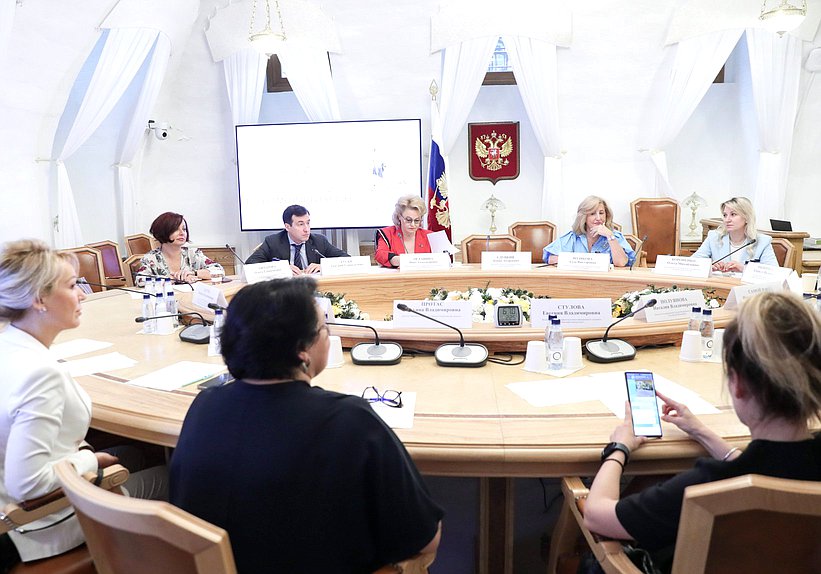 Круглый стол Комитета по молодежной политике на тему: «Участие женщин в российской политике: проблемы и перспективы»