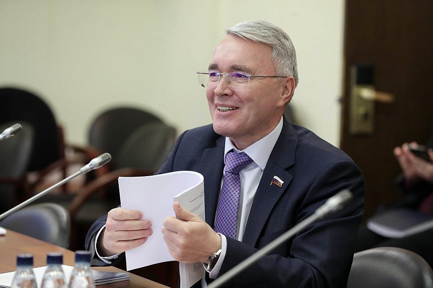Член Комитета по экономической политике Эдуард Кузнецов