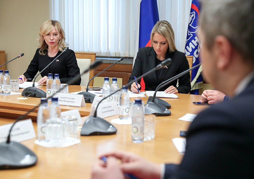 Член Комитета по труду, социальной политике и делам ветеранов Екатерина Стенякина и Первый заместитель Председателя Комитета по просвещению Яна Лантратова