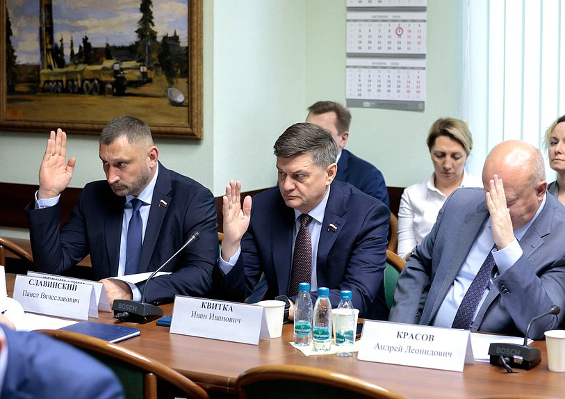 Члены Комитета по обороне Алексей Верещагин и Иван Квитка